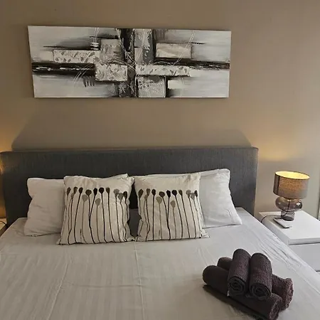 River View - New Listing, Newly Renovated Apartament