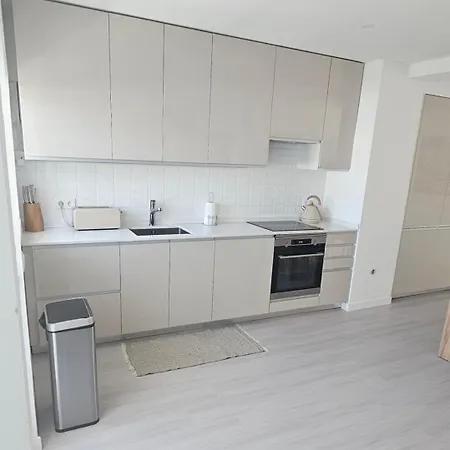 River View - New Listing, Newly Renovated شقة